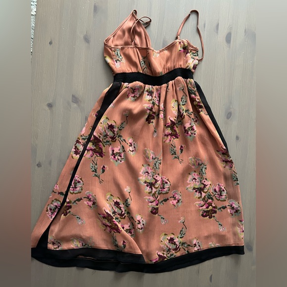 Beautiful Flowery Summer Dress - Picture 3 of 4